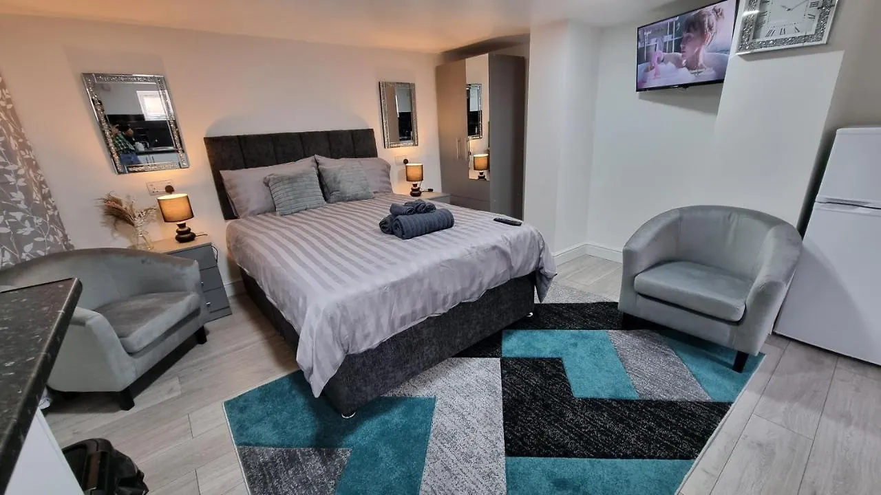 Comfy Studio Apartment With Wi-Fi And Smart Tv Leeds