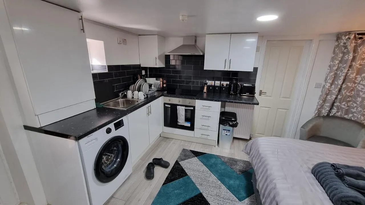 Comfy Studio Apartment With Wi-Fi And Smart Tv Leeds
