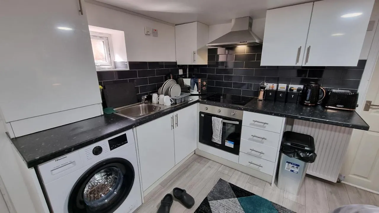 Comfy Studio Apartment With Wi-Fi And Smart Tv Leeds
