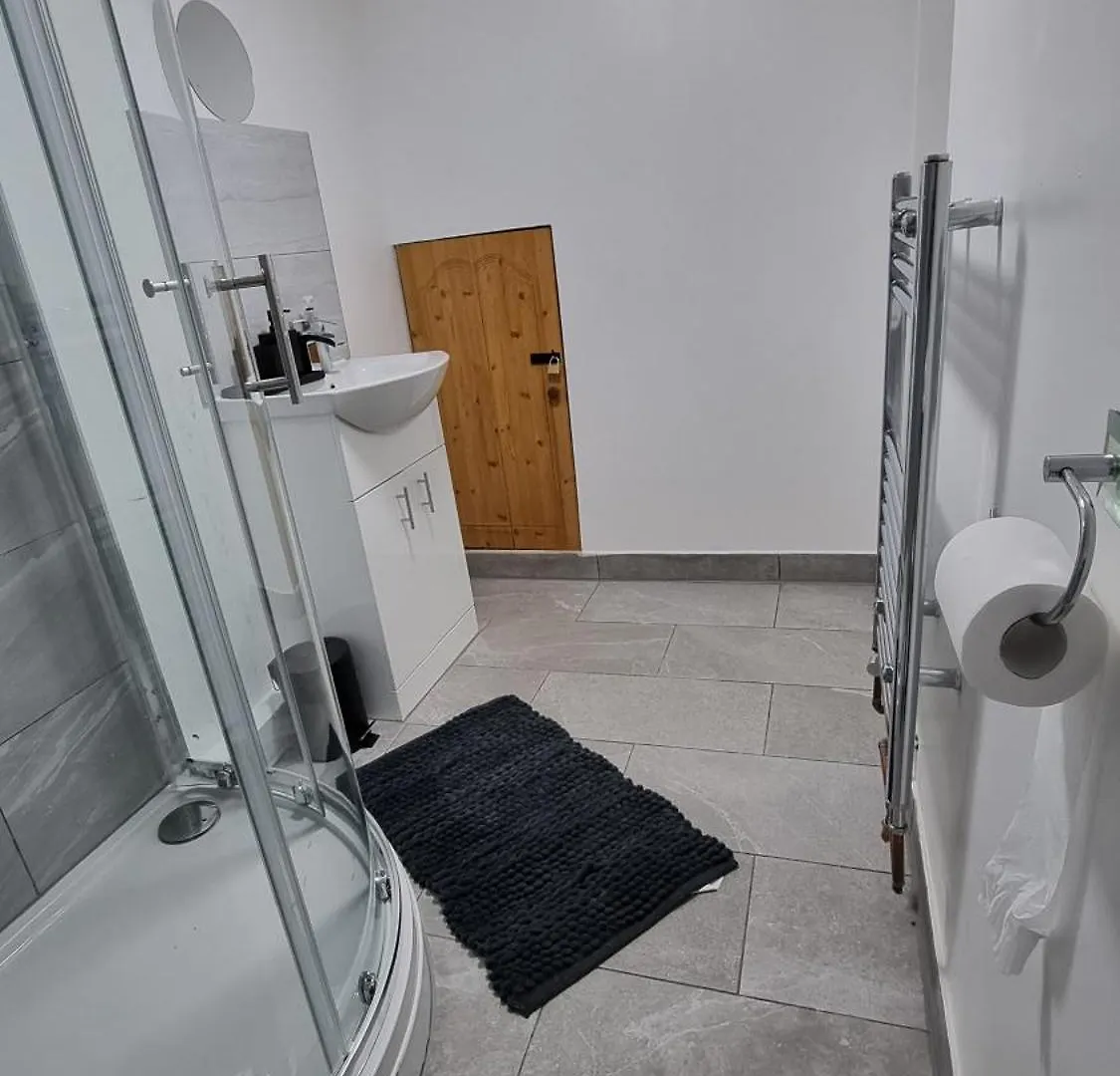 Comfy Studio Apartment With Wi-Fi And Smart Tv Leeds