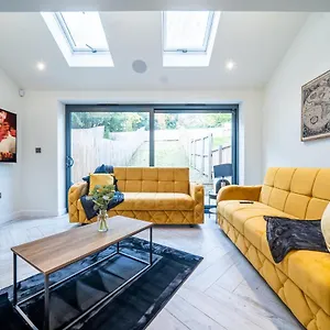  Apartment Modern 4-bedroom Townhouse In Gated Community Near Leeds Centre