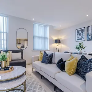  Apartment Designer In Sleeps 5