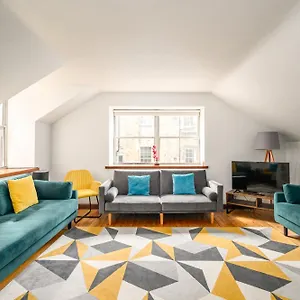 Bright - - Sleeps 10 Holiday home Edinburgh