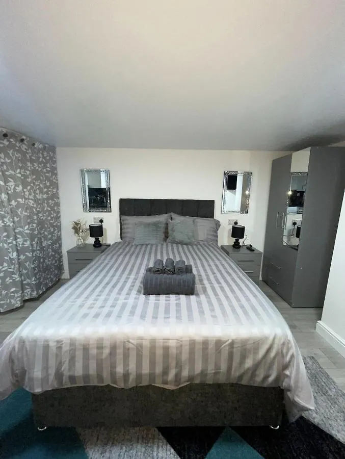 Comfy Studio Apartment With Wi-Fi And Smart Tv Leeds