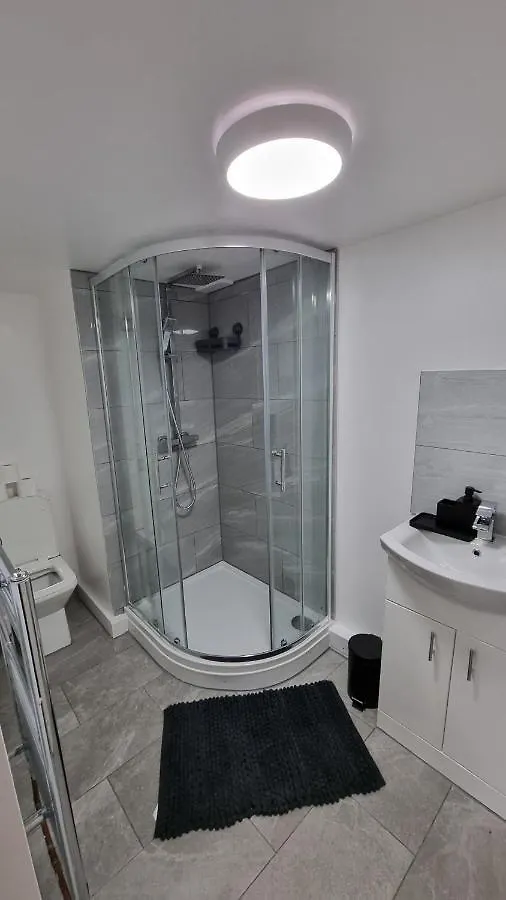 Comfy Studio Apartment With Wi-Fi And Smart Tv Leeds
