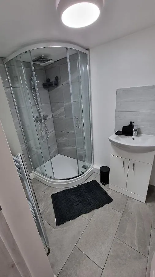 Comfy Studio Apartment With Wi-Fi And Smart Tv Leeds